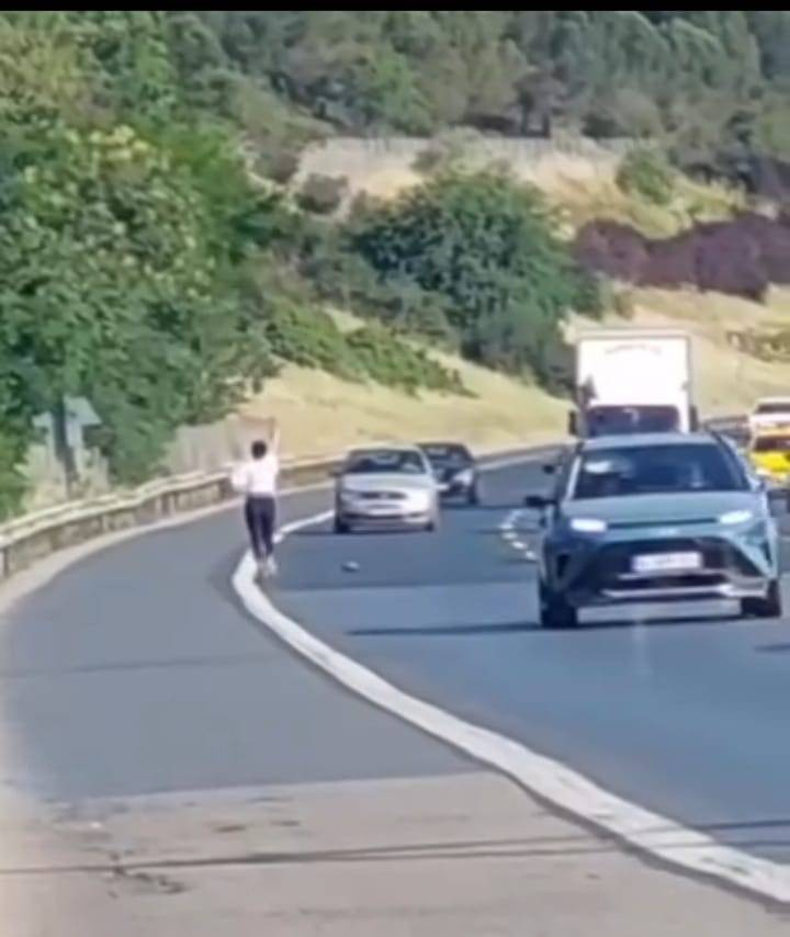 Yer: İstanbul TEM Otoyolu! Metrelerce koştu araçları tek tek durdurup hayatını kurtardı - Resim: 10